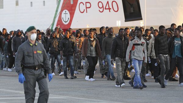 Migrants are disembarked from a Coast Guard boat in the Sicilian harbour of Augusta - Sputnik International