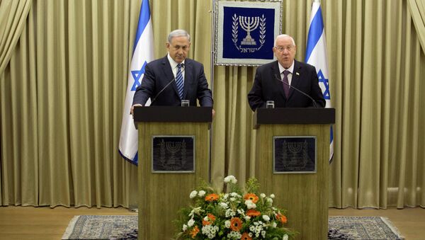 Israeli Prime Minister Benjamin Netanyahu and President Reuven Rivlin (R) attend a press conference at the president's residence in Jerusalem on April 20, 2015 - Sputnik International