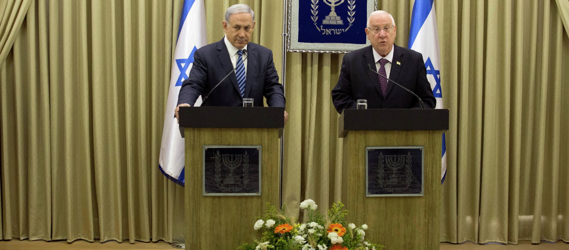 Israeli Prime Minister Benjamin Netanyahu and President Reuven Rivlin (R) attend a press conference at the president's residence in Jerusalem on April 20, 2015 - Sputnik International, 1920, 06.04.2021