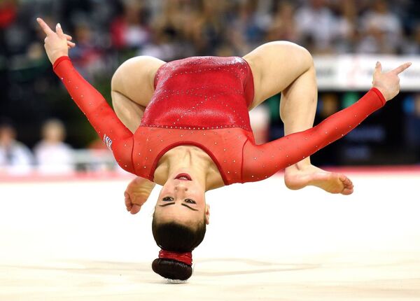 Britain's Claudia Fragapane competes at the floor exercise during the women's all-around final - Sputnik International