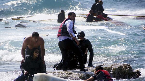 Migrants, who are trying to reach Greece, are rescued by members of the Greek Coast guard and locals near the coast of the southeastern island of Rhodes April 20, 2015 - Sputnik International