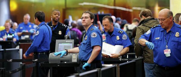 In this photo taken Tuesday, March 24, 2015, TSA agents work at a security check-point at Seattle-Tacoma International Airport in SeaTac, Wash. In this photo taken Tuesday, March 24, 2015, TSA agents work at a security check-point at Seattle-Tacoma International Airport in SeaTac, Wash. - Sputnik International