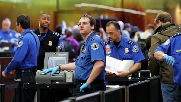 In this photo taken Tuesday, March 24, 2015, TSA agents work at a security check-point at Seattle-Tacoma International Airport in SeaTac, Wash. - Sputnik International
