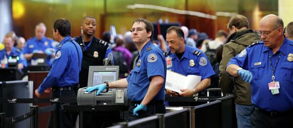In this photo taken Tuesday, March 24, 2015, TSA agents work at a security check-point at Seattle-Tacoma International Airport in SeaTac, Wash. In this photo taken Tuesday, March 24, 2015, TSA agents work at a security check-point at Seattle-Tacoma International Airport in SeaTac, Wash. - Sputnik International