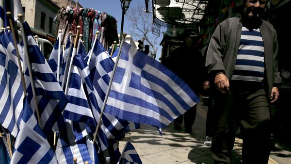 Greek national flags are on display at a shop in central Athens April 17, 2015 - Sputnik International