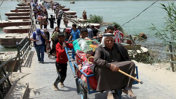 Displaced Sunni people, who fled the violence in the city of Ramadi, arrive at the outskirts of Baghdad, April 18, 2015 - Sputnik International