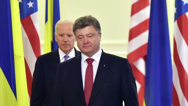 Ukrainian President Petro Poroshenko (R) and US Vice-President Joe Biden - Sputnik International