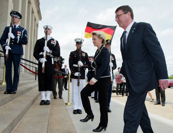 Defense Secretary Ash Carter welcomes German Defense Minister Ursula Gertrud von der Leyen, during an honor cordon at the Pentagon, Monday, April 20, 2015 Defense Secretary Ash Carter welcomes German Defense Minister Ursula Gertrud von der Leyen, during an honor cordon at the Pentagon, Monday, April 20, 2015 - Sputnik International