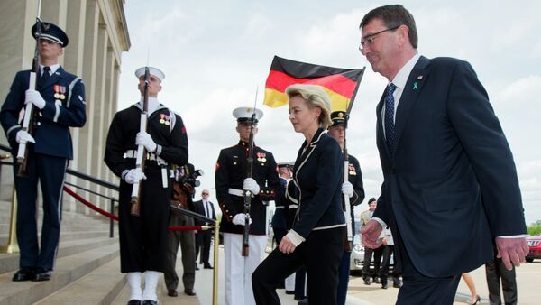 Defense Secretary Ash Carter welcomes German Defense Minister Ursula Gertrud von der Leyen, during an honor cordon at the Pentagon, Monday, April 20, 2015 - Sputnik International