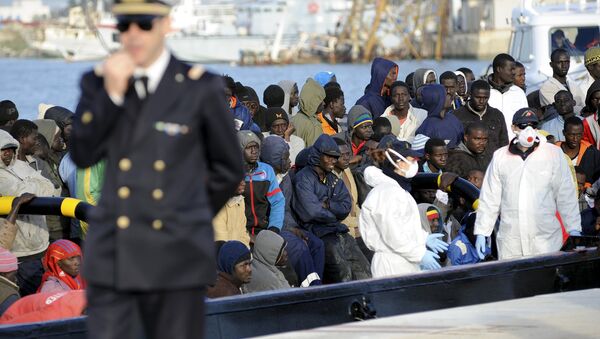 Migrants wait to disembark from a tug boat in the Sicilian harbour of Trapani, April 17, 2015 - Sputnik International