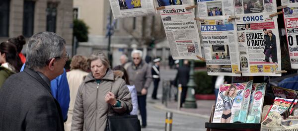 A man reads newspapers' headlines in Athens on March 24, 2015 A man reads newspapers' headlines in Athens on March 24, 2015 - Sputnik International