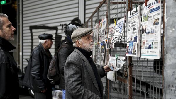 People read newspaper headlines in Athens March 23, 201 - Sputnik International