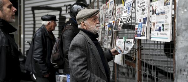 People read newspaper headlines in Athens March 23, 201 People read newspaper headlines in Athens March 23, 201 - Sputnik International