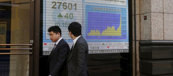 People walk past a panel displaying the benchmark Hang Seng Index during afternoon trading outside a bank in Hong Kong April 15, 2015 People walk past a panel displaying the benchmark Hang Seng Index during afternoon trading outside a bank in Hong Kong April 15, 2015 - Sputnik International