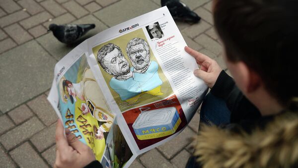 Young man reading a caricature newspaper - Sputnik International