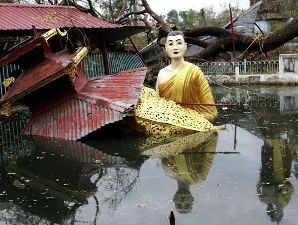 A large statue of Buddha sits in water at a temple that was heavily damaged by cyclone Nargis, that hit Myanmar in 2008 and left at least 140,000 people dead or missing. - Sputnik International