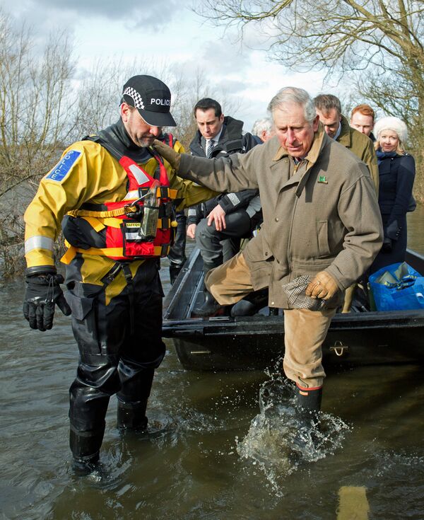 Britain's Prince Charles, right, disembarks from his transport during the tour to visit the flood hit area in southwest England in 2014. - Sputnik International