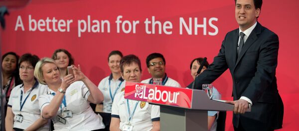 Ed Miliband, the leader of the opposition Labour Party, addresses an audience in the Brooks Building of Manchester Metropolitan University on the subject of healthcare in Manchester, northwest England on April 21, 2015 - Sputnik International