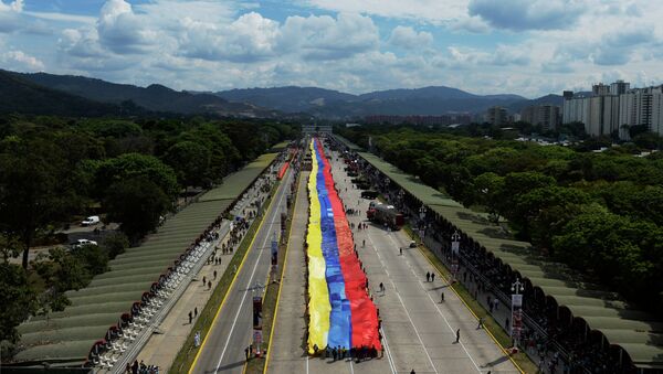 Members of the Bolivarian militia deploy a 1200-metre-long Venezuelan flag in Caracas on April 13, 2015 during a rally to protest against US sanctions against Venezuelan officials - Sputnik International