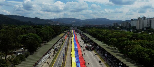 Members of the Bolivarian militia deploy a 1200-metre-long Venezuelan flag in Caracas on April 13, 2015 during a rally to protest against US sanctions against Venezuelan officials Members of the Bolivarian militia deploy a 1200-metre-long Venezuelan flag in Caracas on April 13, 2015 during a rally to protest against US sanctions against Venezuelan officials - Sputnik International