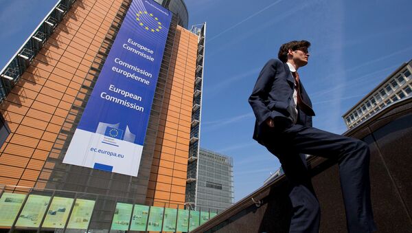 A man walks past the European Commission headquarters in Brussels April 9, 2015 - Sputnik International