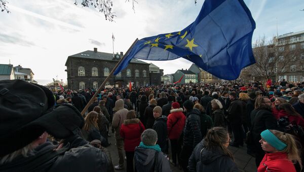 Thousands of protesters gather in front of teh Parliament in the Icelandic capital Reykjavik on February 24, 2014 to demand a referendum amid a government bid to pull out of EU accession talks without a popular vote - Sputnik International