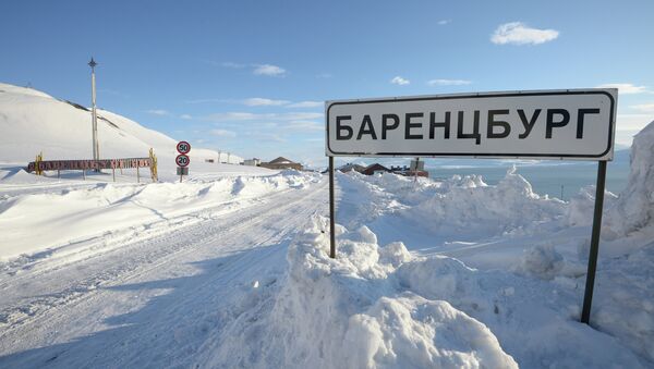 A traffic sign and geographical pointer of the town of Barentsburg on the Svalbard archipelago - Sputnik International