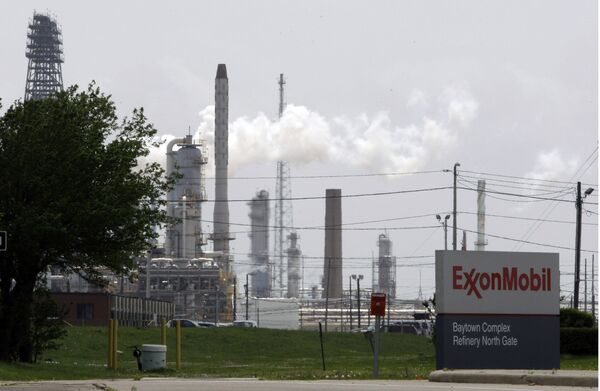 In this April 16, 2010 file photo, steam rises from towers at an Exxon Mobil refinery in Baytown, Texas In this April 16, 2010 file photo, steam rises from towers at an Exxon Mobil refinery in Baytown, Texas - Sputnik International