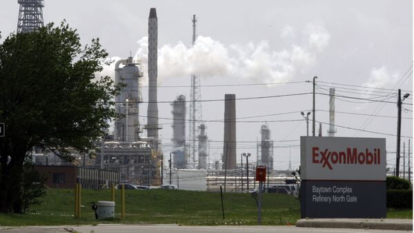 In this April 16, 2010 file photo, steam rises from towers at an Exxon Mobil refinery in Baytown, Texas - Sputnik International