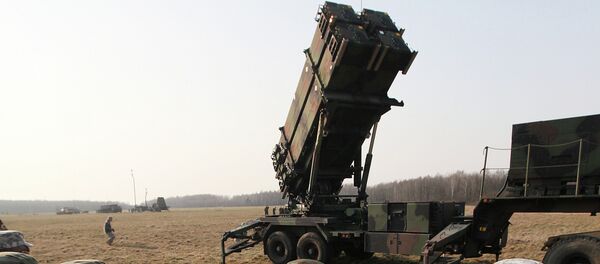 Polish and US soldiers look at a missile defense battery during joint exercises. Polish and US soldiers look at a missile defense battery during joint exercises. - Sputnik International