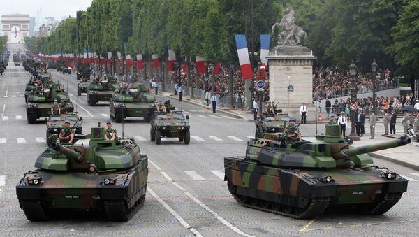 Leclerc tanks drive down the Bastille Day parade on the Champs-Elysees. - Sputnik International