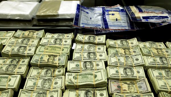 Cocaine and cash seized by the FBI during an investigation of a Mexican-based drug cartel is displayed during a press conference at the Dirksen Federal Building Monday, Dec. 13, 2004, in Chicago - Sputnik International
