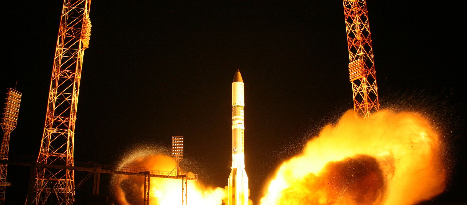 Launching Proton-M rocket carrying communications satellite - Sputnik International, 1920, 11.11.2015