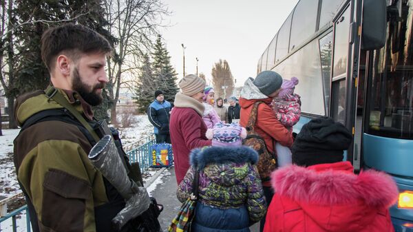Militia of the Angel volunteer peacekeeping unit evacuate Donbas refugees - Sputnik International