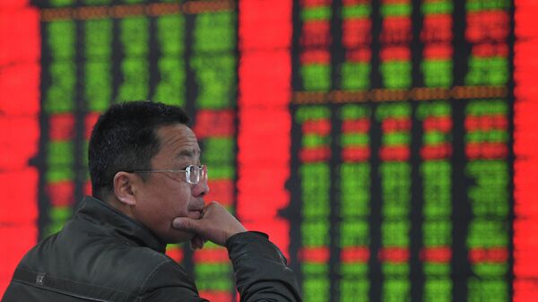 A stock investor gestures as he checks share prices at a securities firm in Fuyang, east China's Anhui province. File photo. - Sputnik International