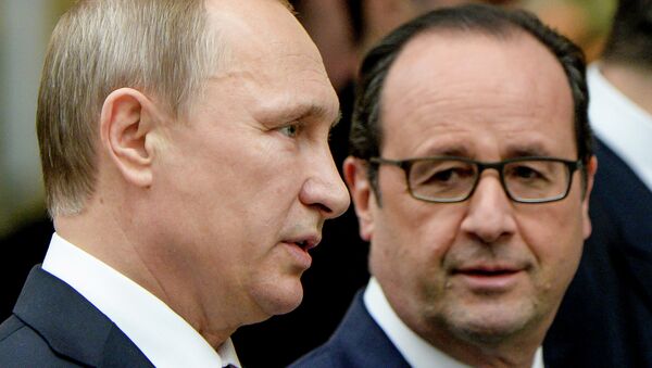 Russia's President Vladimir Putin (L) and France's President Francois Hollande walk for a family photo at the presidential residence in Minsk - Sputnik International