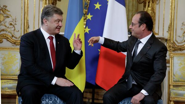 French President Francois Hollande (R) speaks with Ukraine's President Petro Poroshenko during a meeting at the Elysee Palace in Paris, April 22, 2015 - Sputnik International