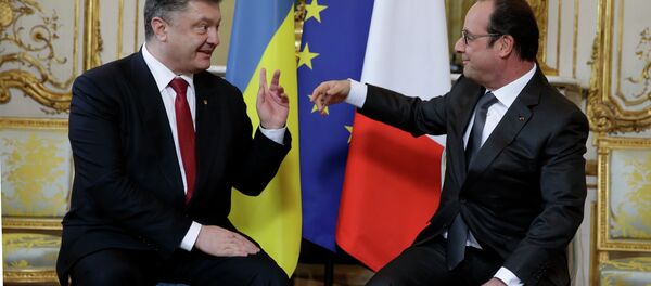 French President Francois Hollande (R) speaks with Ukraine's President Petro Poroshenko during a meeting at the Elysee Palace in Paris, April 22, 2015 - Sputnik International