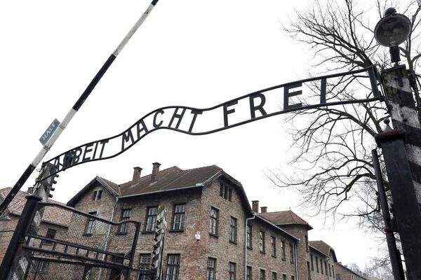 File photo of the sign Arbeit macht frei (Work Makes You Free) at the main gate of the former German Nazi concentration and extermination camp Auschwitz in Oswiecim January 19, 2015. File photo of the sign Arbeit macht frei (Work Makes You Free) at the main gate of the former German Nazi concentration and extermination camp Auschwitz in Oswiecim January 19, 2015. - Sputnik International