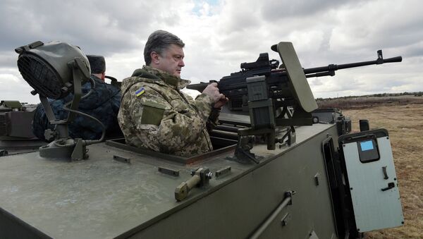 Ukrainian President Petro Poroshenko examines a British-made Saxon armored personnel carrier with a Ukrainian weapon system while visiting a military base outside Kiev on April 4, 2015 - Sputnik International