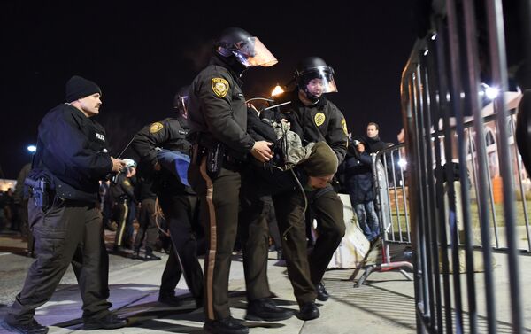 Police detain a protester outside the police station in Ferguson, Missouri, on November 25, 2014 - Sputnik International