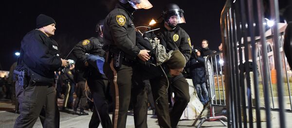 Police detain a protester outside the police station in Ferguson, Missouri, on November 25, 2014 Police detain a protester outside the police station in Ferguson, Missouri, on November 25, 2014 - Sputnik International