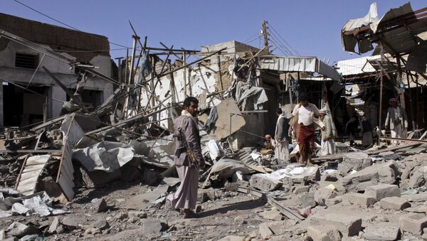 People inspect the site of an air strike in Yemen's northwestern city of Saada April 22, 2015 - Sputnik International