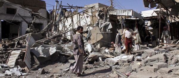 People inspect the site of an air strike in Yemen's northwestern city of Saada April 22, 2015 People inspect the site of an air strike in Yemen's northwestern city of Saada April 22, 2015 - Sputnik International