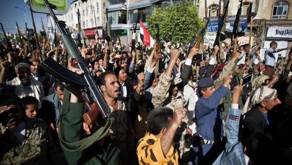 Shiite rebels known as Houthis hold up their weapons as they chant slogans during a protest to denounce the Saudi aggression in Sanaa, Yemen, Wednesday, April 22, 2015 - Sputnik International