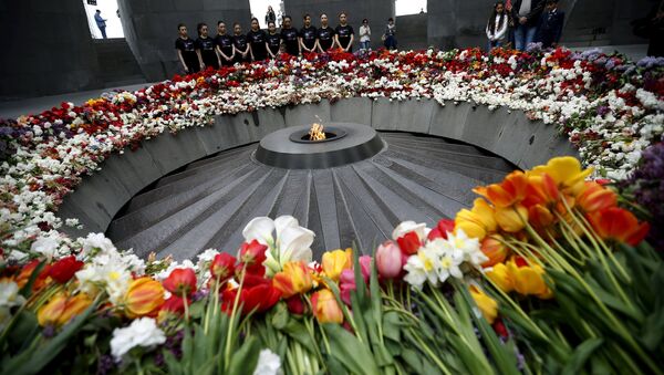 People mourn at the Tsitsernakaberd Armenian Genocide Memorial Museum in Yerevan, April 21, 2015 - Sputnik International