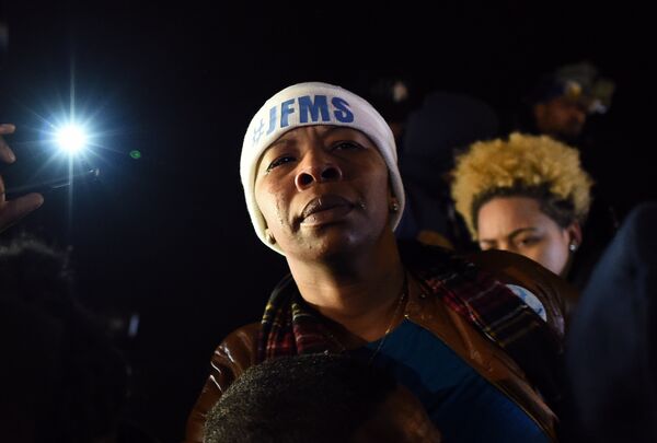 Michael Brown's mother Leslie McSpadden cries outside the police station in Ferguson, Missouri - Sputnik International
