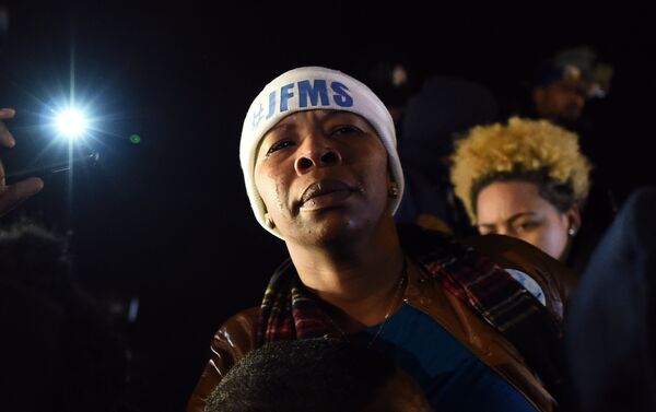 Michael Brown's mother Leslie McSpadden cries outside the police station in Ferguson, Missouri - Sputnik International