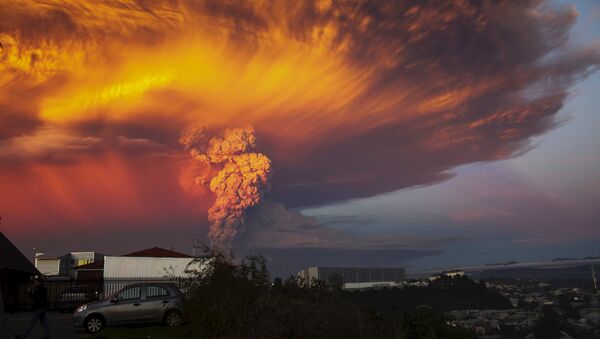 Smoke and ash rise from the Calbuco volcano as seen from the city of Puerto Montt, April 22, 2015. - Sputnik International
