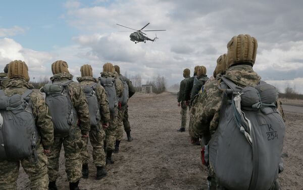 Ukrainian army soldiers perform a military exercise at a training ground outside Zhitomir, Ukraine - Sputnik International